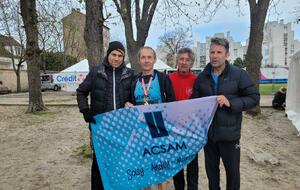 Quatre athlètes de l'ACSAM et supporter de notre Jacky pour la remise de la médaille de champion de France du 10 kilomètres 2023