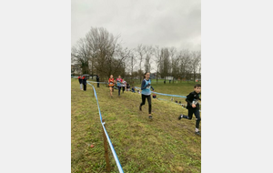 Chez les minimes filles première Manon FAYEL et en arrière plan Nela MEDERIC finira 16 ième départ trop rapide pour une grande première en cross !