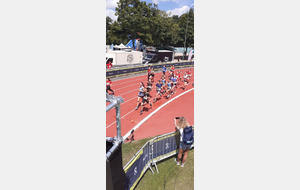 Départ du 1000 mètres des benjamines Pauline, Lou et les minimes Manon