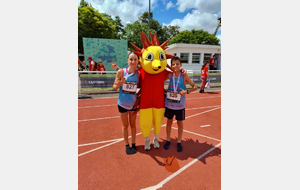 Hugo et Manon avec la mascotte 