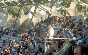 le coach dans la tribune 