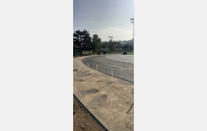 Le stade au 26 juillet 2025, j'espère que la bordure au niveau de la rivière n'est pas fixe ?