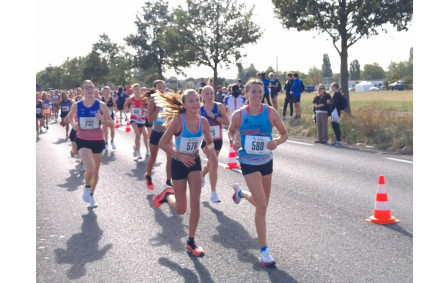 Marion Placzek senior 20'23 lièvre de nos jeunes minimes et cadettes en compagnie de Pauline GHILARDI mnime 20'21 qui fini 8ième pour une première expérience.