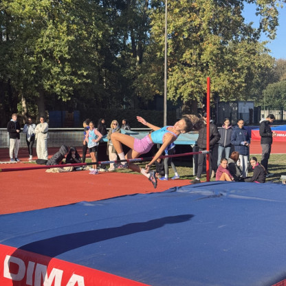 Equip athlé benjamins et minimes à Cormeilles - Léna à la hauteur 1m32