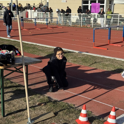 Equip athlé benjamins et minimes à Cormeilles - Adam juge à la longueur